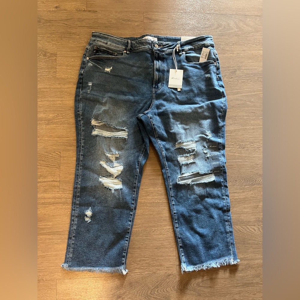 NWT Women’s KanCan Ankle Straight Leg High Rise Ripped Jeans (Size 22W)